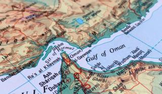 Τρία πλοία χτυπήθηκαν από «άγνωστα βλήματα» κοντά στο στενό του Ορμούζ