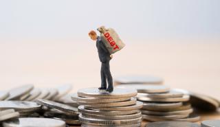 Καθηλωμένοι οι μισθοί λόγω ακρίβειας - Έκρηξη ιδιωτικού χρέους στα 406,7 δισ. ευρώ