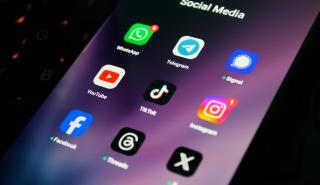 Καταγγελίες κατά των Meta, TikTok και Google για διαδικτυακές οικονομικές απάτες