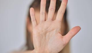 Gen Z: 1 στις 10 νέες γυναίκες βίωσε σεξουαλική παρενόχληση ή συναισθηματική κακοποίηση