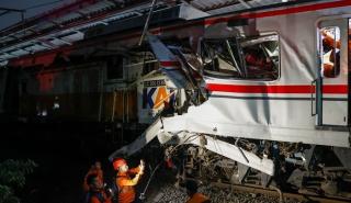 Στους 14 οι νεκροί από τη σύγκρουση τρένων στην Ινδονησία
