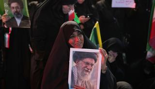 Ιράν: Φόρος τιμής αποτίεται σε πανεθνικό επίπεδο στον Αλί Χαμενεΐ