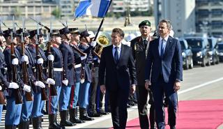 Επίσκεψη Μητσοτάκη - Μακρόν στη φρεγάτα «Κίμων» στον Πειραιά