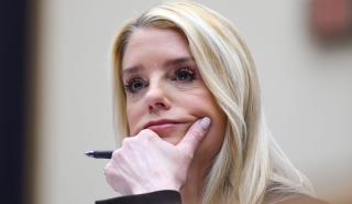 Ο Τραμπ «καρατόμησε» την υπουργό Δικαιοσύνης Παμ Μπόντι