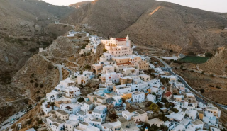 Άνω Σύρος: Βόλτα στον μεσαιωνικό οικισμό με τη μαγευτική θέα