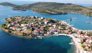 Τριζόνια: Απόδραση στο μοναδικό νησί του Κορινθιακού που κατοικείται