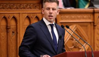 Ο Μαγιάρ επισκέπτεται την Πολωνία και την Αυστρία, πρώτη περιοδεία στο εξωτερικό