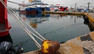 Αυτοκίνητο έπεσε στη θάλασσα στην πύλη Ε2 του Πειραιά – Σώος ο 89χρονος οδηγός