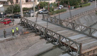 Πώς ο στρατός μέσα σε μία νύχτα έστησε πεζογέφυρα 15 μέτρων στον Κηφισό