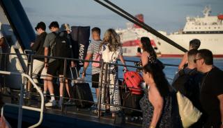 Στο «κόκκινο» η έξοδος των αδειούχων: Πάνω από 110.000 ταξιδιώτες στα λιμάνια της Αττικής