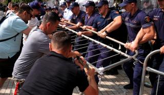 Αλβανία: Συγκρούσεις διαδηλωτών με την αστυνομία έξω από το κοινοβούλιο - Τουλάχιστον 4 τραυματίες