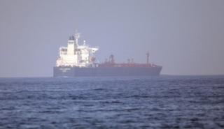 Δεξαμενόπλοιο χτυπήθηκε από άγνωστο βλήμα στα Στενά του Ορμούζ