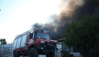 Ωραιόκαστρο: Συνεχίζεται η κατάσβεση της πυρκαγιάς - Εχει περιοριστεί στο εργοστάσιο ανακυκλώσιμων υλικών
