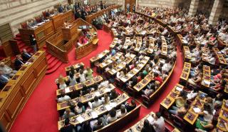 Σύγκρουση στη Βουλή για τον ανασχηματισμό και το θέμα Αποστολάκη