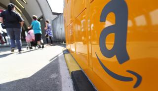 Η Amazon ετοιμάζεται να εγκαινιάσει τα πρώτα φυσικά καταστήματα λιανικής