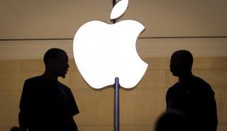 Apple: «Βουτιά» σχεδόν 4% για τη μετοχή μετά το μεγάλο «ψαλίδι» του Μπάφετ