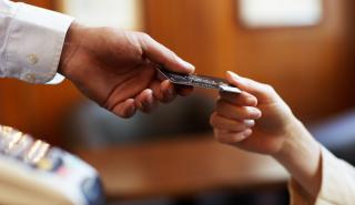 Τα μετρητά φεύγουν, το πλαστικό χρήμα έρχεται