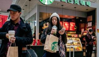 Starbucks: Έσοδα άνω των προσδοκιών στο δεύτερο τρίμηνο