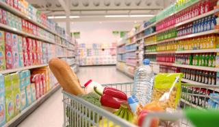 Καλάθι του νοικοκυριού: Μειώσεις τιμών «έδειξαν» οι νέες λίστες – Σήμερα η συνάντηση με τη βιομηχανία τροφίμων