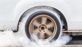 Χάνουμε ένα μισθό το χρόνο σε καύσιμα