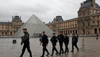 Λούβρο: Υπό άκρα μυστικότητα μεταφορά πολύτιμων κοσμημάτων στη τράπεζα της Γαλλίας