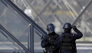 Γαλλία: Ακόμα τέσσερις συλλήψεις για τη ληστεία στο Λούβρο