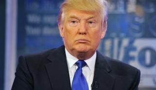 Ο Τραμπ έχει φάει κόλλημα με αυτά τα παπούτσια και τα κάνει δώρο σε όλους - Γιατί κάποιοι γελάνε μ' αυτά;