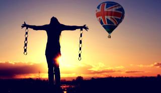 Τι πυροδότησε το ράλι της στερλίνας - Το Brexit καραδοκεί