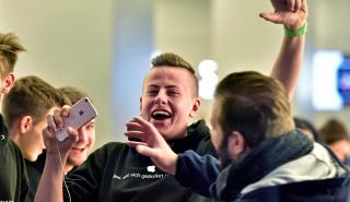 Οι νέοι «καίγονται» για iPhone