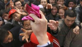 Η Κίνα βάζει φόρο στα προφυλακτικά για να μπουστάρει τις γεννήσεις