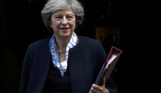 Ανακάμπτει η στερλίνα δια χειρός May