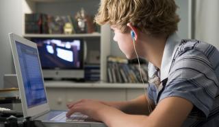 Ναρκωτικά και αλκοόλ «κερδίζουν» τις online προτιμήσεις των νέων