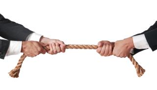 Οι επιχειρηματικές οικογένειες που «έβγαλαν μαχαίρια» 