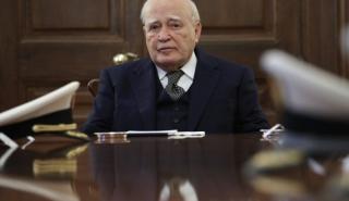 Με τιμές αρχηγού κράτους η ταφή του Κάρολου Παπούλια σήμερα στα Ιωάννινα