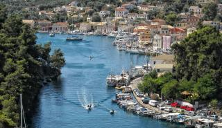 Βυθίστηκαν δύο τουριστικά σκάφη μετά από πυρκαγιά στους Παξούς