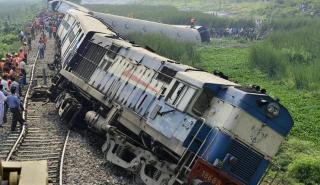 Πακιστάν: Τουλάχιστον 30 νεκροί και 80 τραυματίες από τον εκτροχιασμό επιβατικού τρένου