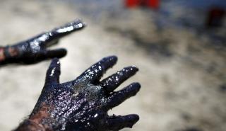 Πετρελαιοκηλίδα λόγω ναυαγίου στη Σρι Λάνκα - Προετοιμασία για προστασία των ακτών