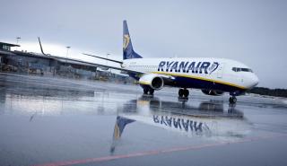 Ryanair: Μειώνει τις προβλέψεις για τα κέρδη μετά την κόντρα με τους ταξιδιωτικούς πράκτορες