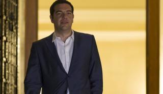 Περιμένοντας τον Μακρόν: Περιοδείες, κορδέλες και θετικές ειδήσεις