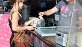 Σε ελεύθερη πτώση η μέση καταναλωτική δαπάνη του τουρισμού