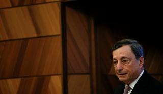 Bloomberg: Μείωση του QE «στο μισό» εξετάζει η ΕΚΤ