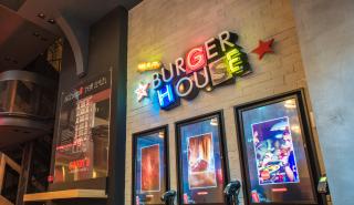 Τα Goody’s σερβίρουν τα burger στο τραπέζι σας