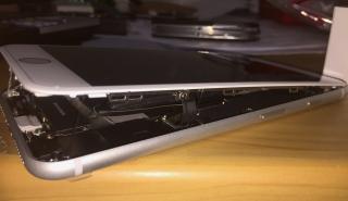 Προβλήματα για την Apple: Τα iPhone 8 Plus ανοίγουν στα δύο (pics)