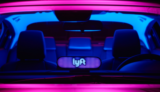 Η Lyft θα επιτρέπει διαφημίσεις στην εφαρμογή της, με στόχο να πλησιάσει την Uber