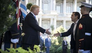 Μηνύματα υψηλού συμβολισμού με φόντο τον Λευκό Οίκο