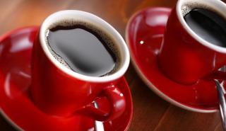 Μικρότερος ο κίνδυνος εγκεφαλικού και άνοιας για όσους πίνουν συχνά καφέ και τσάι