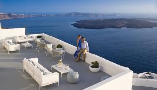 Ως «Best Hotel Bar» βραβεύτηκε το 363 Champagne Lounge του Grace Santorini