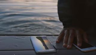 H Samsung «τρολάρει» την Apple με διαφήμιση για το iPhone X (vid)