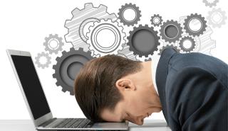 Η επέλαση της Τεχνητής Νοημοσύνης αυξάνει το άγχος των εργαζομένων - Ένας στους δύο φοβάται ότι μπορεί να αντικατασταθεί