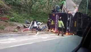 Καμερούν: 16 νεκροί στη μετωπική σύγκρουση μικρού λεωφορείου με φορτηγό